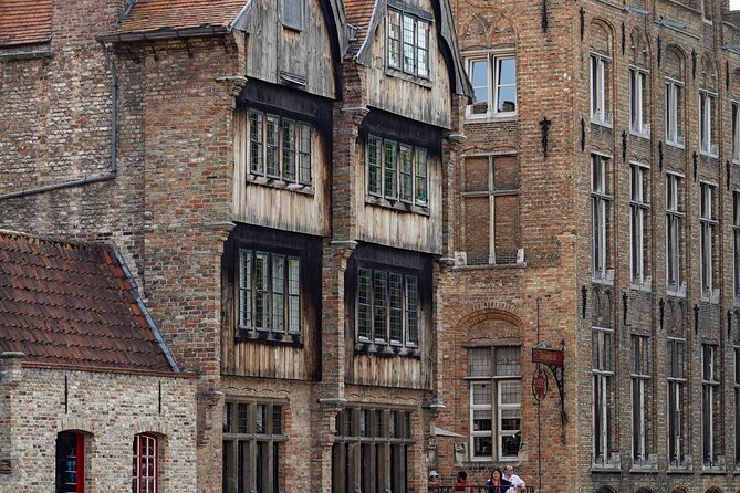 2-Hour Historical Walking Tour in Bruges with Praline Included - War, independence, and the Gothic Gruuthuse gate