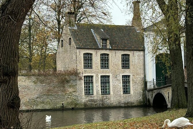 2-Hour Historical Walking Tour in Bruges with Praline Included - Canals, breweries, and a city built for pictures