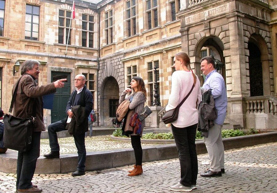 Antwerp: City Highlights Walking Tour - What the guides add to a two-hour walk