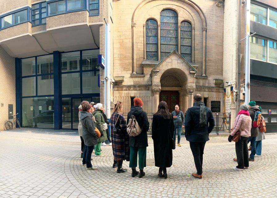 Antwerp: Jewish Neighbourhood Guided Walking Tour - Jewish bakeries, shops, and synagogues from the street
