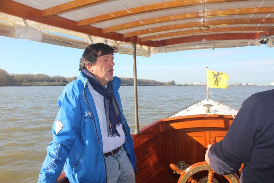 Antwerp: Private Old Harbour Boat Tour Incl. Drinks & Snacks - The skipper and multilingual guiding