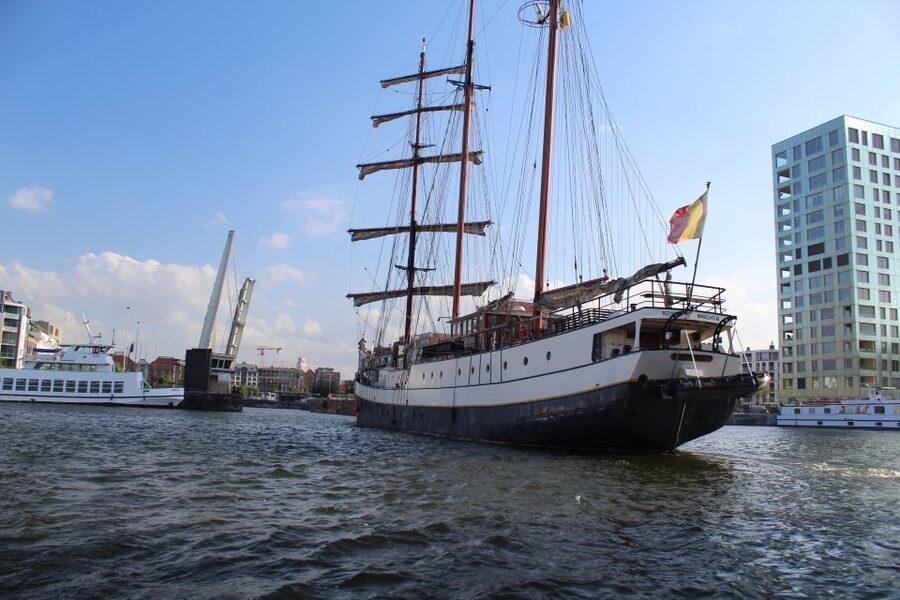 Antwerp: Private Old Harbour Boat Tour Incl. Drinks & Snacks - Drinks, snacks, and the pace of the cruise