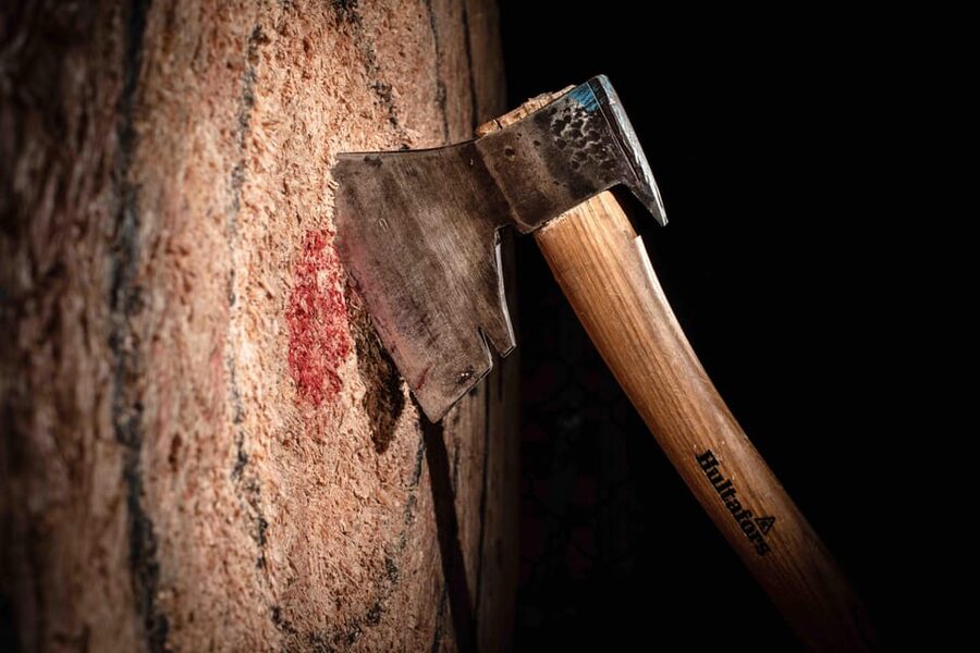 AXE THROWING EXPERIENCE IN ANTWERP - The friendly tournament adds a little pressure