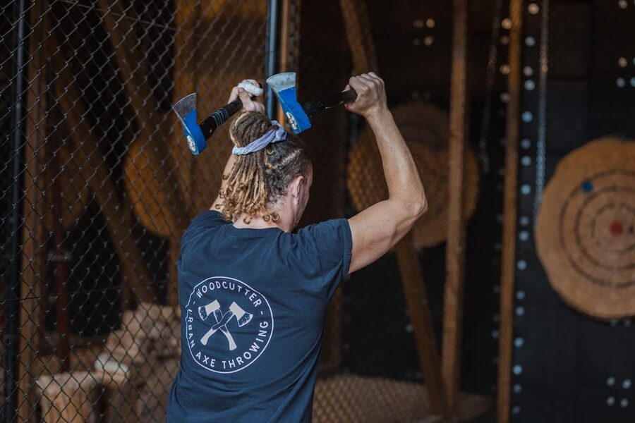 AXE THROWING EXPERIENCE IN ANTWERP - Trick shots bring out the showmanship