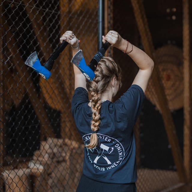 AXE THROWING EXPERIENCE IN ANTWERP - Your first throws begin with safety and coaching
