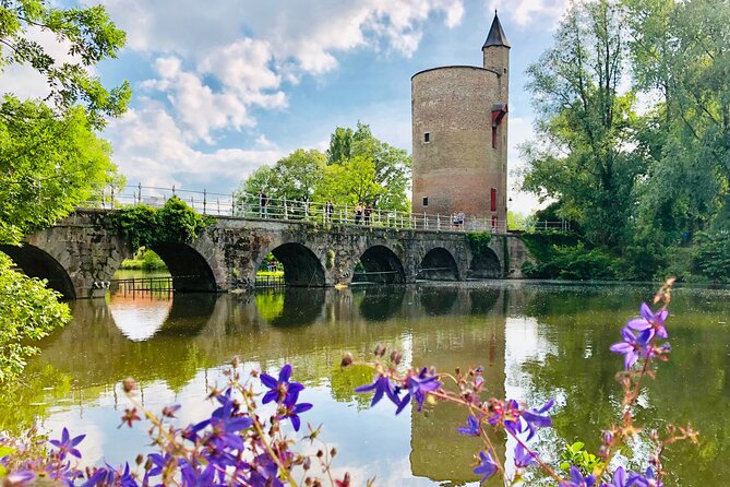 BikeTour Bruges & Damme in Spanish and English - A café break with beer, hot chocolate, or waffles
