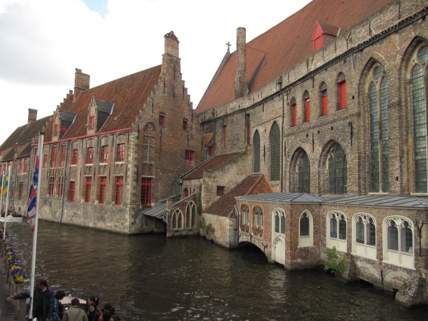 Bruges: 2.5-Hr Walking Tour from train station to Markt - What the optional canal boat adds