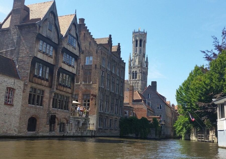 Bruges: 2.5-Hr Walking Tour from train station to Markt - Guides, pace, and the private-group advantage