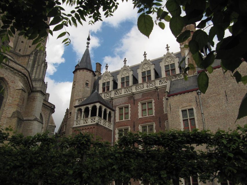 Bruges: 2.5-Hr Walking Tour from train station to Markt - The Lake of Love and the Beguinage