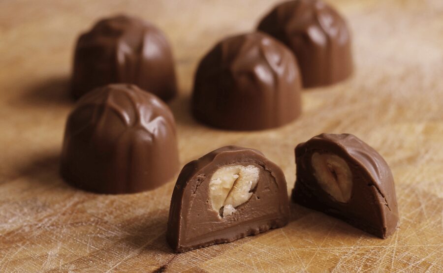 Bruges: Belgian Chocolate Making Workshop with Beer Tasting - Making the dark chocolate shells