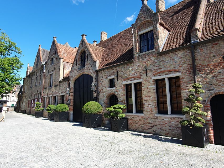 Bruges by bike with family and friends! - St. Anna and the old harbor houseboats