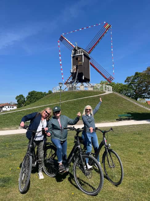 Bruges: City Highlights Bike Tour - Getting your bearings at Burg and Market Square