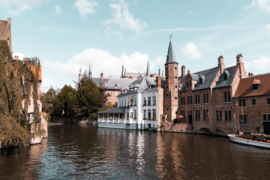 Bruges: Express Walk with a Local in 60 minutes - Begijnhof and a quieter side of Bruges