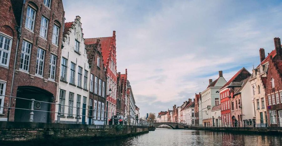 Bruges: Express Walk with a Local in 60 minutes - Starting at Aux Merveilleux De Fred Bruges