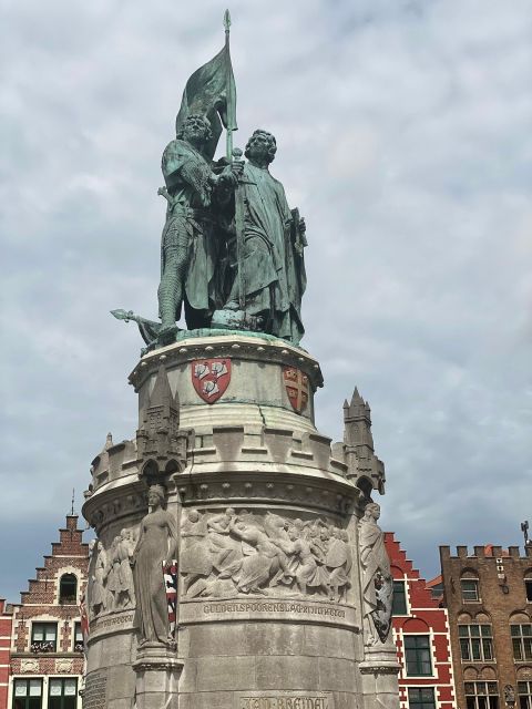 Bruges Guided Walking Tour: Stories, Mysteries and People - Meeting a yellow umbrella on Market Square