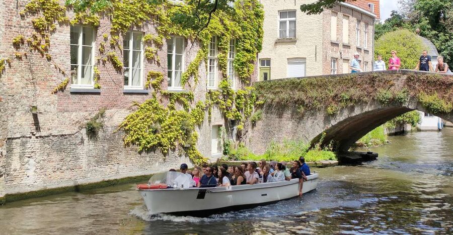 Bruges: Small Group Boat Cruise and Guided Walking Tour - Key things to know before you book