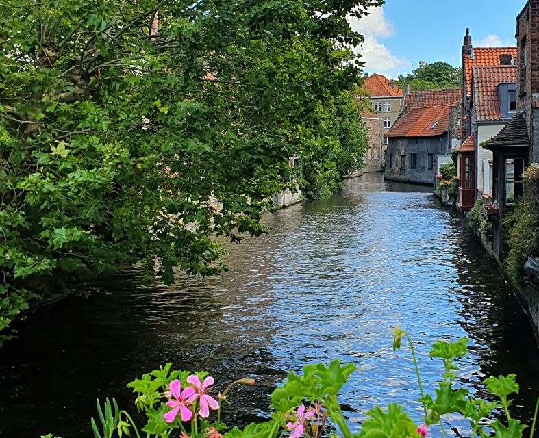 Bruges: Small Group Boat Cruise and Guided Walking Tour - The guides make the difference