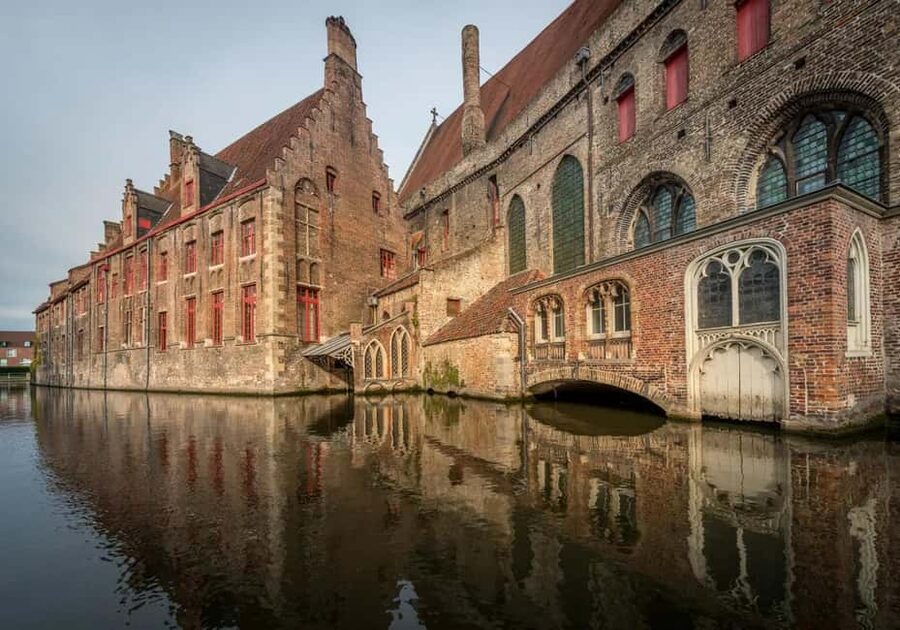 Bruges: Ticket Museum Sint-Janshospitaal - Contemporary art asks harder questions about care