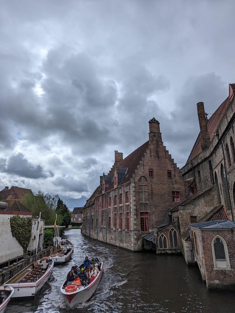 Bruges: Walking Tour with Hot Chocolate & Chocolate Tasting - Why chocolate is a good way to see Bruges