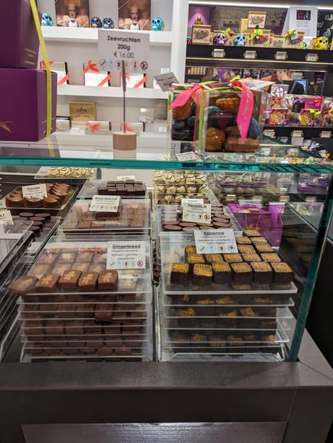 Bruges: Walking Tour with Hot Chocolate & Chocolate Tasting - Who will enjoy this Bruges walk?