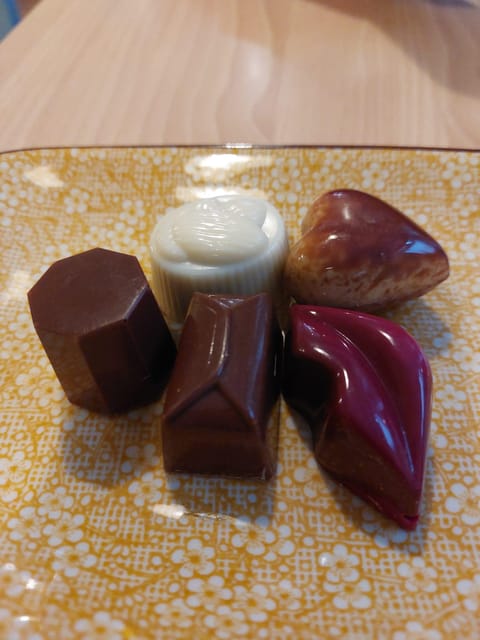 Bruges: Walking Tour with Hot Chocolate & Chocolate Tasting - Starting at Fnac and reaching Markt