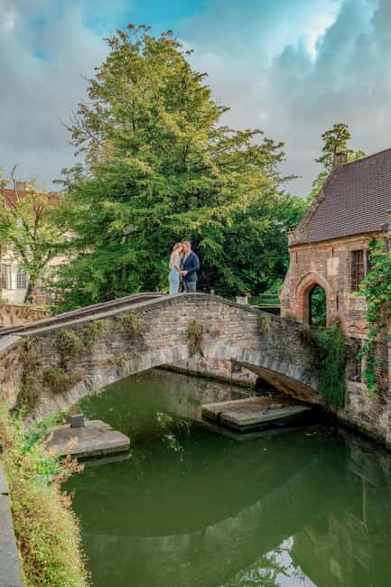 Bruges : Your private 1 hour photoshoot in the medieval city - One hour of walking, posing, and sightseeing