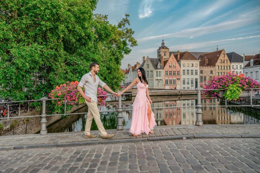 Bruges : Your private 1 hour photoshoot in the medieval city - Starting at the Jan van Eyck statue