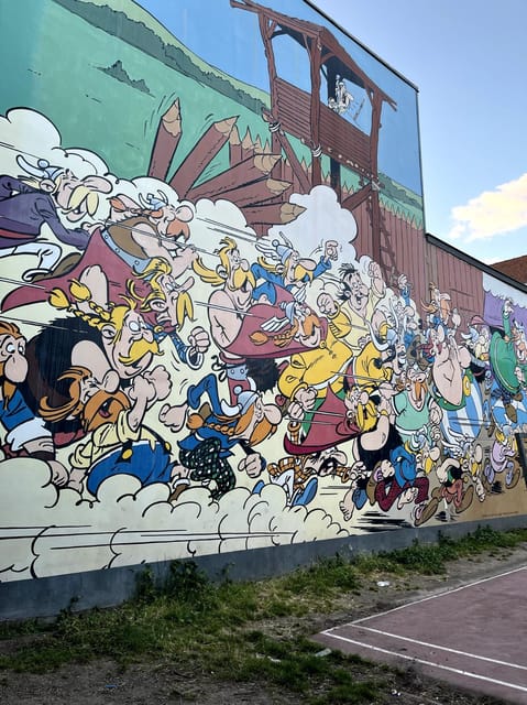 Brussels: 2 hours Private Walking Tour of the Comics Walls - Learning to read a mural before the explanation