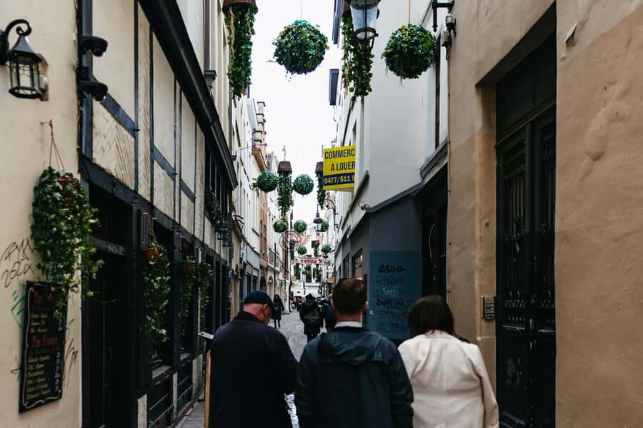 Brussels: Beer Tasting Tour with 7 Beers and Snacks - Snacks, cheese, fries, and chocolate