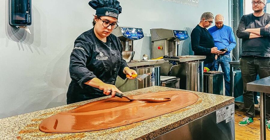 Brussels: Belgian Chocolate Making Workshop with Tastings - Tasting cacao before it becomes chocolate