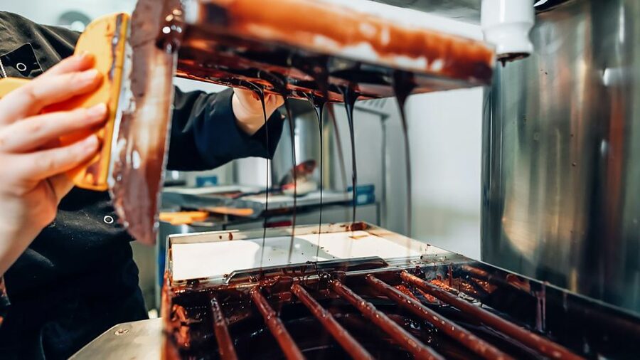Brussels: Belgian Chocolate Making Workshop with Tastings - Making your own bar, mendiants, and truffles