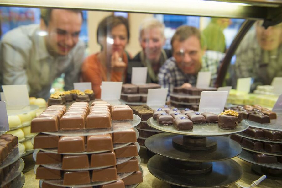 Brussels: Belgian Chocolate Tasting Tour - Walking Brussels while tasting chocolate