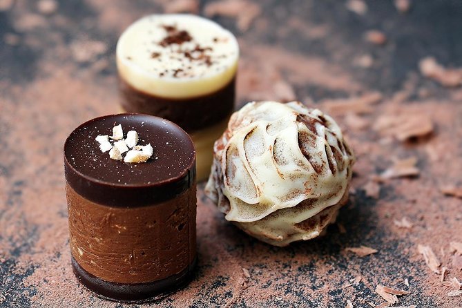 Brussels Chocolate Tasting Tour - Walking through the Royal Gallery of Saint Hubert