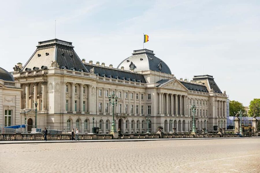 Brussels: City Highlights and Hidden Gems Bike Tour - Meeting at Grand Hospice and choosing your bike