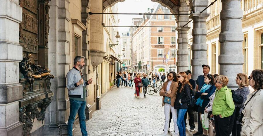 Brussels: City Highlights Walking and Tasting Tour - Royal Saint-Hubert Galleries and the first sweet taste