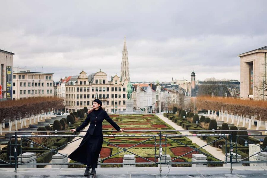 Brussels City Photoshoot With a Professional Photographer - Starting at Grand Place with a camera-ready Brussels backdrop