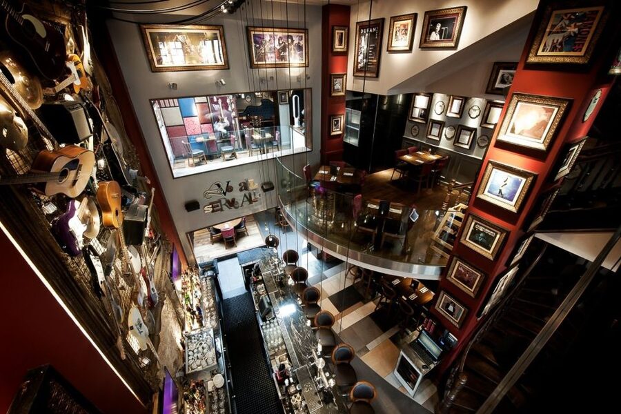 Brussels: Hard Rock Cafe with Set Menu for Lunch or Dinner - Who will enjoy this experience most?