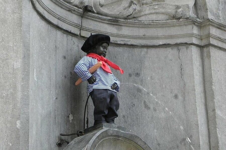 Brussels Must-See Attractions Walking Tour - Jeanneke Pis, Brussels’ second playful statue