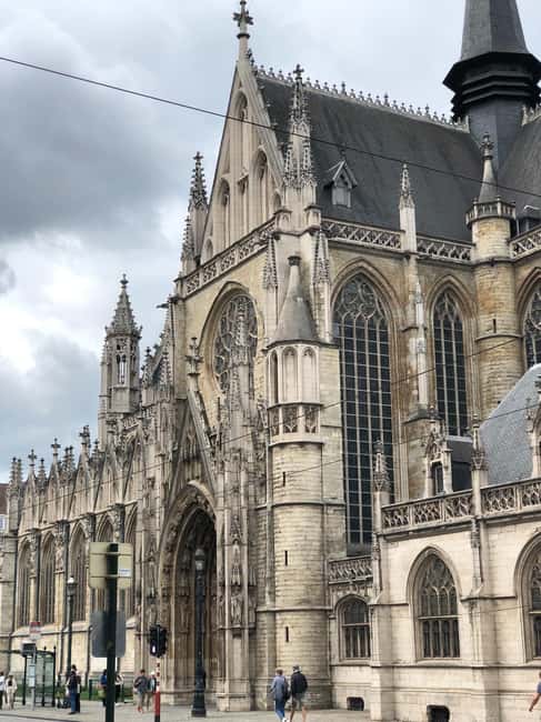 Brussels: Private 2-Hour Sightseeing Tour with Local Guide - What the private car changes