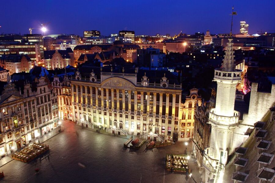 Brussels: Private 3-Hour Sightseeing Walking Tour - Manneken Pis and the chocolate streets