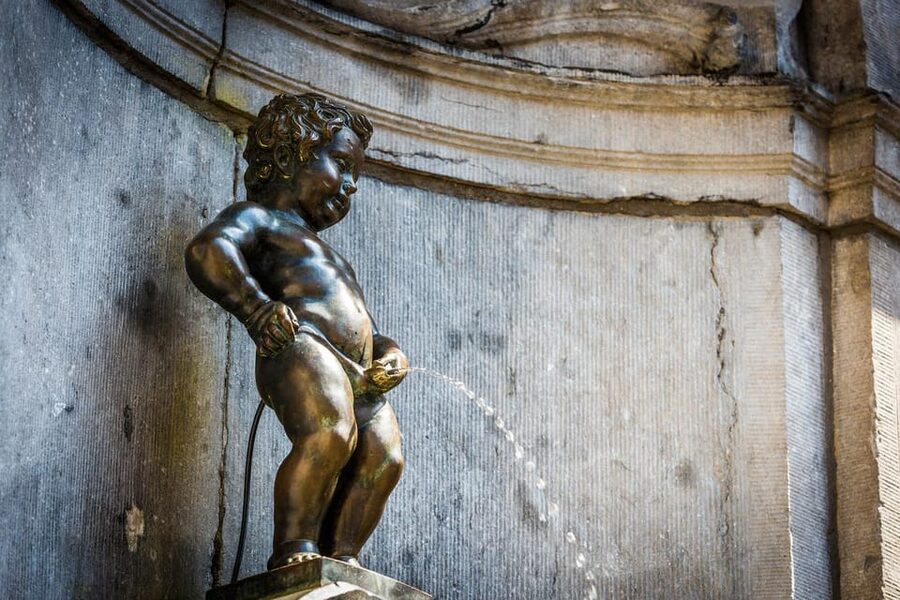 Brussels: Private Family Tour. Highlights, Tasting & Museum - Maison Dandoy and the sweet side of Brussels