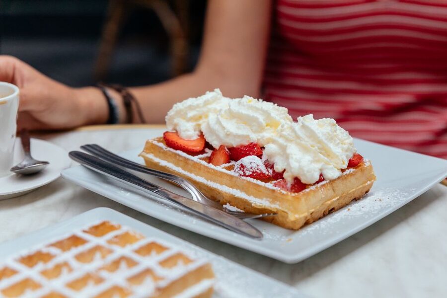 Brussels: Private Food Tour – 10 Tastings with Locals - Beer, tea, and coffee between the bites
