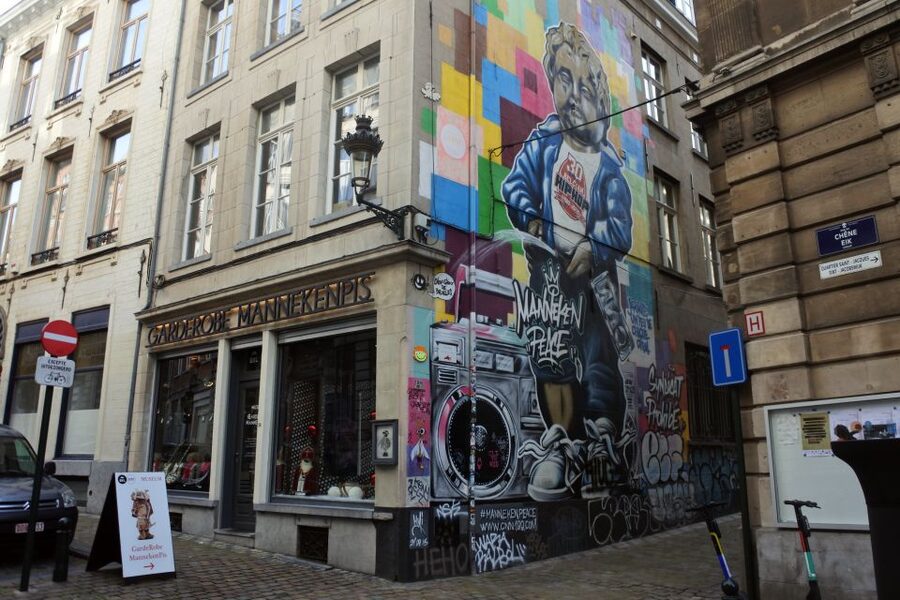 Brussels: The comic book walls walking tour - Meeting at the Broussaille mural on Rue du Marché au Charbon