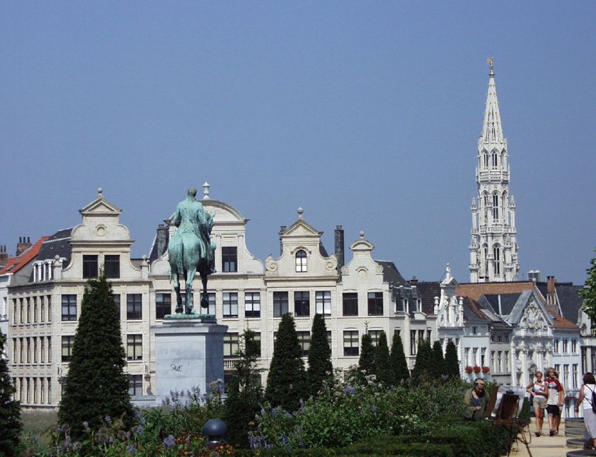 Brussels: Walking Tour from Central Station to Manneken Pis - Meeting Manneken Pis, Brussels’ smallest celebrity