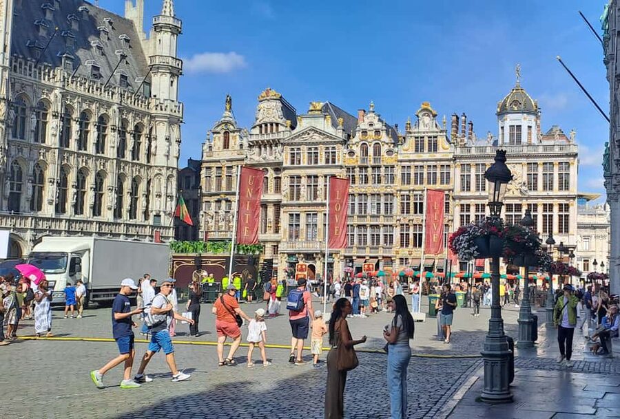 Brussels: Walking Tour with Belgian Lunch, Chocolate, & Beer - Saint Catherine, Fishmarkt, Chinatown, and the Mint