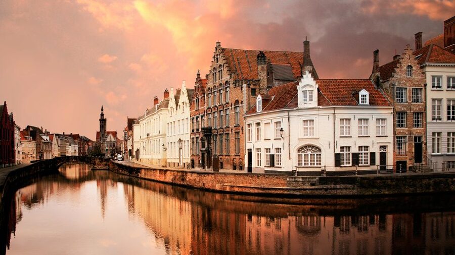 From Amsterdam: Bruges Day Trip in English with Boat Option - The return ride and the importance of the clock