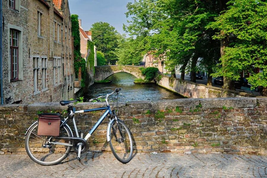 From Amsterdam: Bruges Full-Day Tour - How the guides shape the day