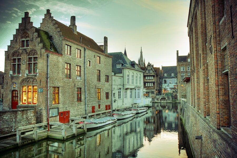 From Amsterdam: Day Trip to Bruges in Spanish or English - Minnewater and the Lake of Love