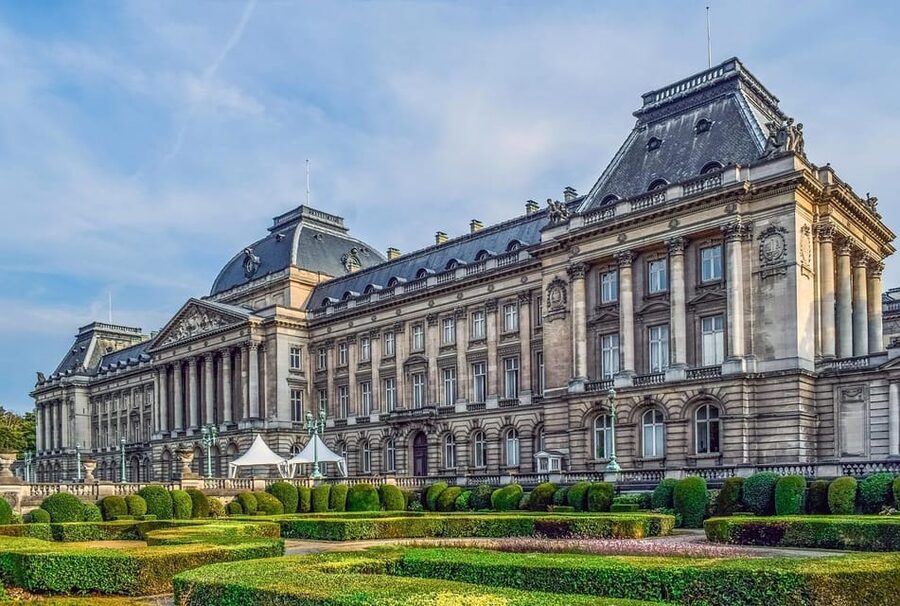 From Amsterdam: To Brussels - Travel as a VIP - The Royal Palace and park provide breathing room