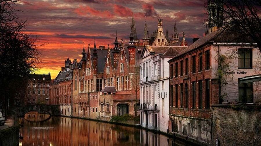 From Brussels: Bruges Day Trip with Boat Tour Option (ENG) - Castle Square and the story behind the city